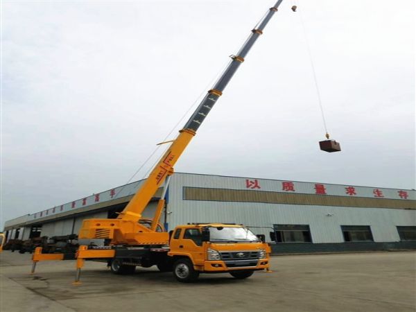 根河市吊车公司_怎样选择吊车出租类型